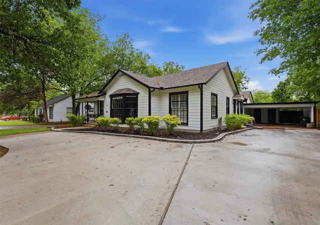 Photo 3 of Sale Pending at 216 Sunset Dr, Cleburne, TX 76033 | MLS# 21264589 | Listing updated on 2026-09-14