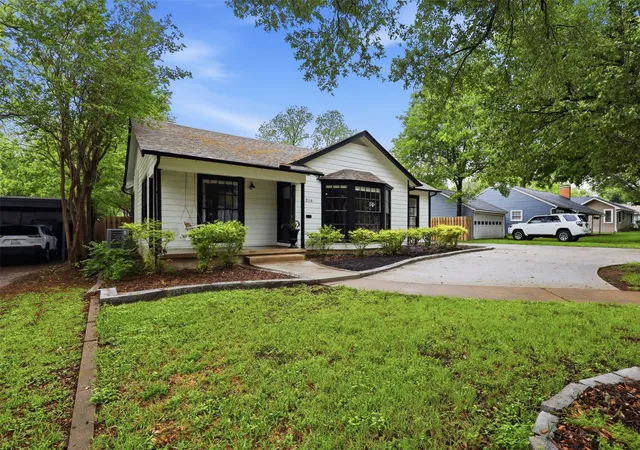 Photo 3 of Sale Pending at 216 Sunset Dr, Cleburne, TX 76033 | MLS# 21264589 | Listing updated on 2026-09-14
