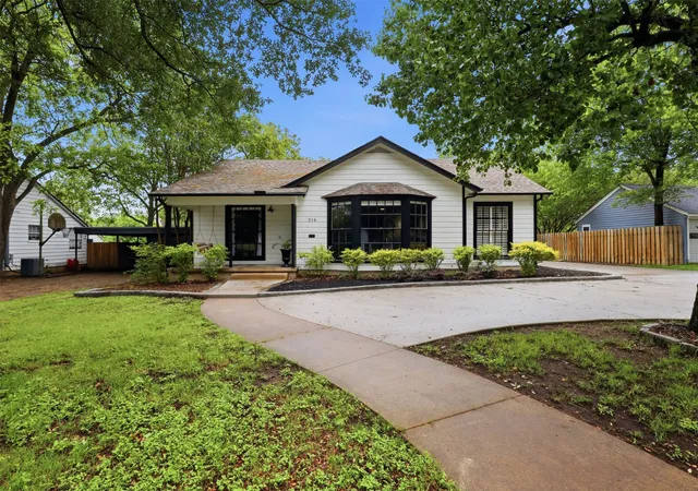 Photo 4 of Sale Pending at 216 Sunset Dr, Cleburne, TX 76033 | MLS# 21264589 | Listing updated on 2026-09-14
