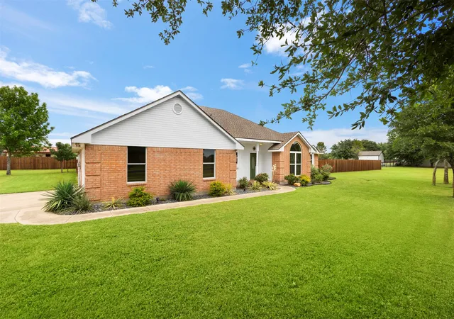 Photo 2 of Single family home for sale at 123 Catawba Rd, Waxahachie, TX 75165 | MLS# 21264826 | Listing updated on 2026-09-11