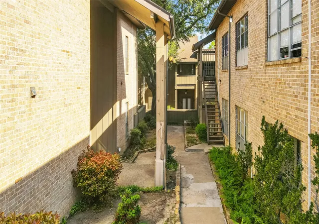 Photo 3 of Condo for sale at 10437 High Hollows Dr #219, Dallas, TX 75230 | MLS# 21265892 | Listing updated on 2026-10-19