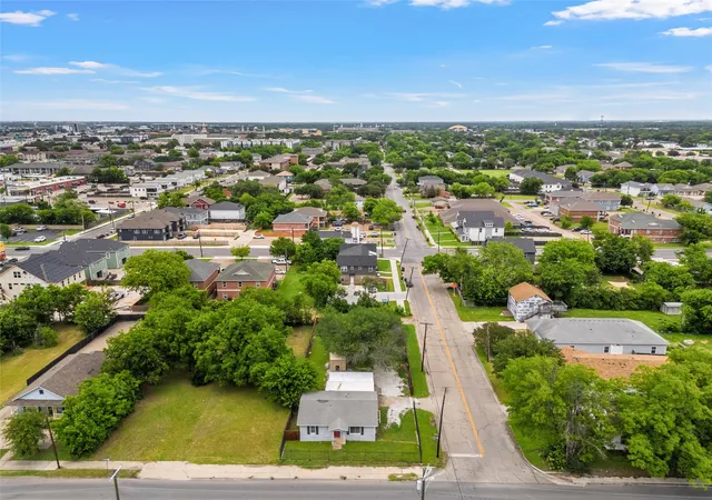 Photo 1 of Single family home for sale at 1724 S 18th St, Waco, TX 76706 | MLS# 21262631 | Listing updated on 2026-07-29