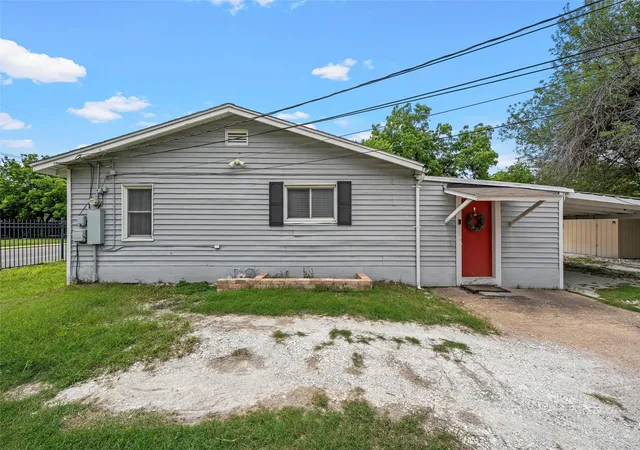 Photo 2 of Single family home for sale at 1724 S 18th St, Waco, TX 76706 | MLS# 21262631 | Listing updated on 2026-07-29