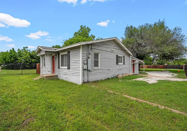 Photo 3 of Single family home for sale at 1724 S 18th St, Waco, TX 76706 | MLS# 21262631 | Listing updated on 2026-07-29