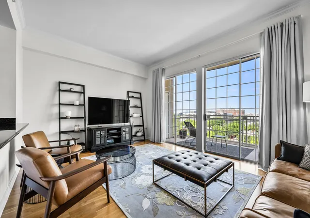 Photo 4 of Sale Pending at 3225 Turtle Creek Blvd #828, Dallas, TX 75219 | MLS# 21262936 | Listing updated on 2026-09-09