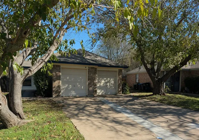 Photo 2 of Single family home for sale at 6709 Ridgecrest Ct, Fort Worth, TX 76133 | MLS# 21261466 | Listing updated on 2026-07-30