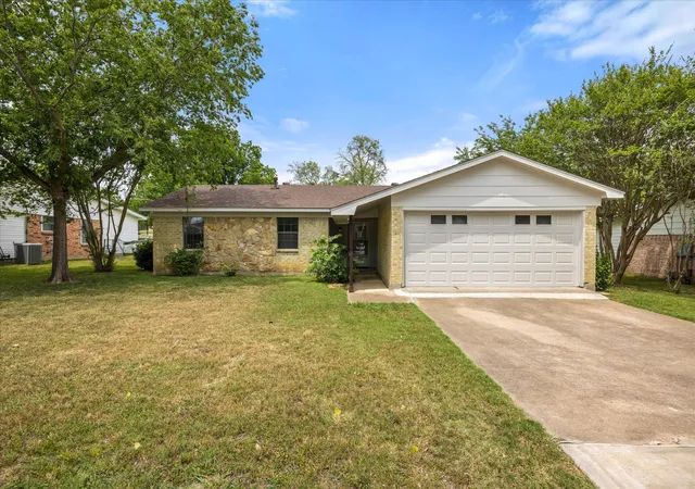 Photo 1 of Single family home for sale at 606 Nancy Dr, Glen Rose, TX 76043 | MLS# 21266146 | Listing updated on 2026-09-12