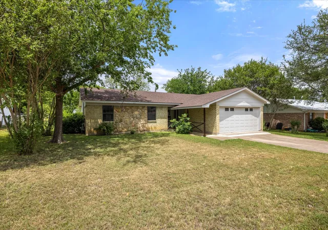 Photo 2 of Single family home for sale at 606 Nancy Dr, Glen Rose, TX 76043 | MLS# 21266146 | Listing updated on 2026-09-12