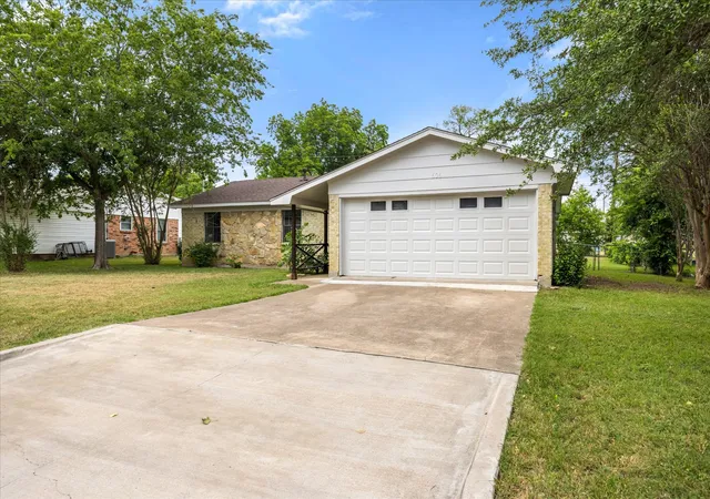 Photo 3 of Single family home for sale at 606 Nancy Dr, Glen Rose, TX 76043 | MLS# 21266146 | Listing updated on 2026-09-12