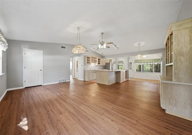 Photo 4 of Single family home for sale at 158 Baywood Blvd, Mabank, TX 75156 | MLS# 21267093 | Listing updated on 2026-07-30
