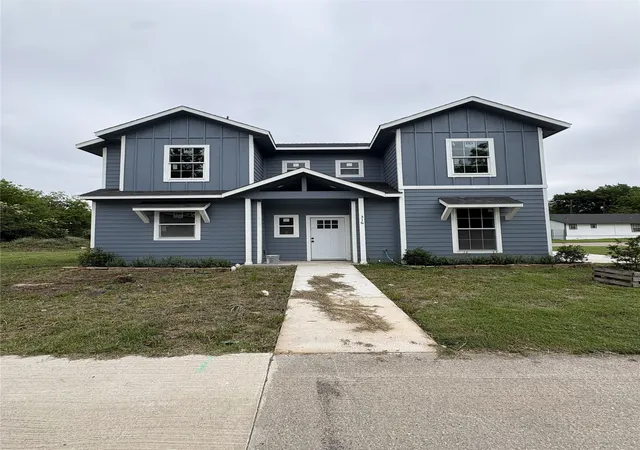 Photo 4 of Single family home for sale at 316 Henry St, Waxahachie, TX 75165 | MLS# 21267180 | Listing updated on 2026-10-02