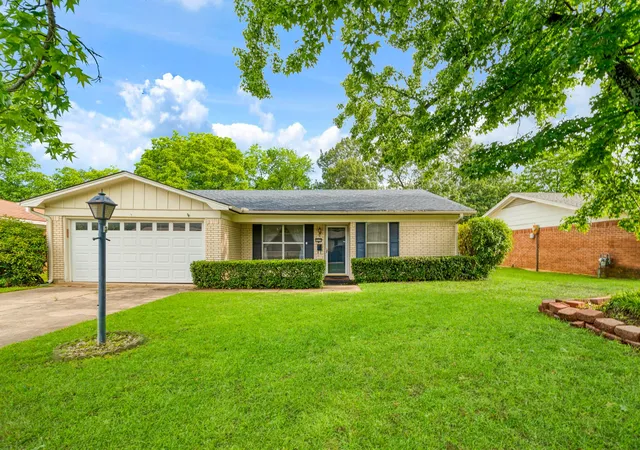 Photo 1 of Sale Pending at 3225 E Houston St, Paris, TX 75460 | MLS# 21268453 | Listing updated on 2026-09-14