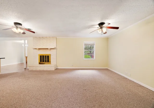 Photo 4 of Sale Pending at 3225 E Houston St, Paris, TX 75460 | MLS# 21268453 | Listing updated on 2026-09-14