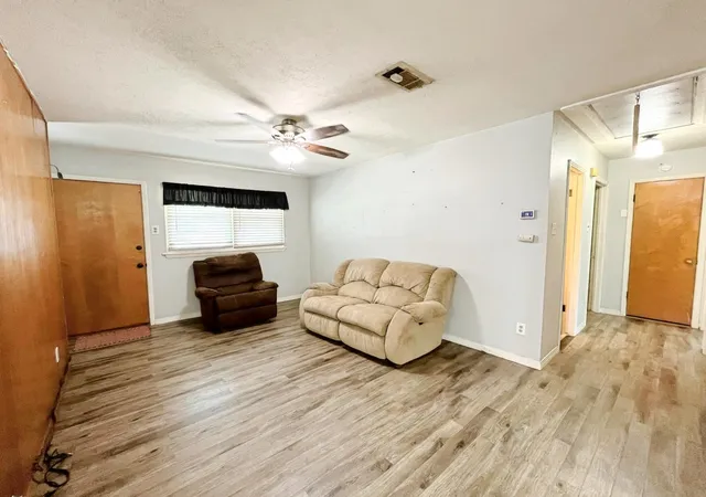 Photo 4 of Single family home for sale at 904 Miranda Dr, Mesquite, TX 75149 | MLS# 21267651 | Listing updated on 2026-09-15