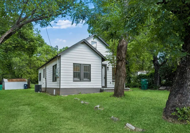 Photo 3 of Single family home for sale at 806 N Ruddell St, Denton, TX 76209 | MLS# 21268597 | Listing updated on 2026-09-03