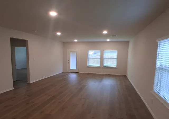 Photo 4 of Single family home for sale at 913 Country Rd, Royse City, TX 75189 | MLS# 21266549 | Listing updated on 2026-09-11