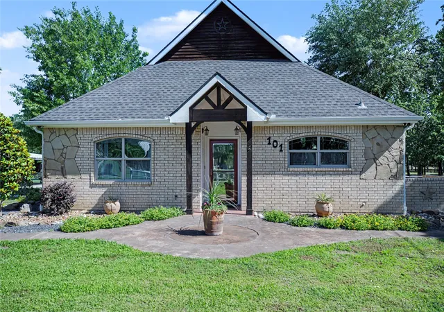 Photo 1 of Sale Pending at 101 Friendship Cir, Quinlan, TX 75474 | MLS# 21268882 | Listing updated on 2026-09-08