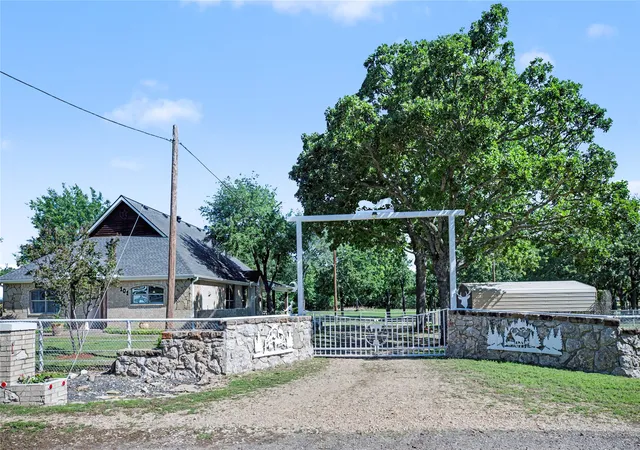 Photo 2 of Sale Pending at 101 Friendship Cir, Quinlan, TX 75474 | MLS# 21268882 | Listing updated on 2026-09-08