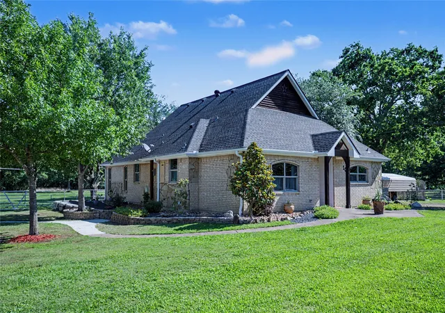 Photo 3 of Sale Pending at 101 Friendship Cir, Quinlan, TX 75474 | MLS# 21268882 | Listing updated on 2026-09-08