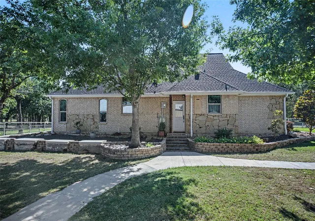 Photo 3 of Sale Pending at 101 Friendship Cir, Quinlan, TX 75474 | MLS# 21268882 | Listing updated on 2026-09-08