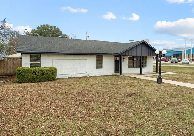 Photo 3 of Single family home for sale at 312 E Cottonwood St, Leonard, TX 75452 | MLS# 21268943 | Listing updated on 2026-09-16