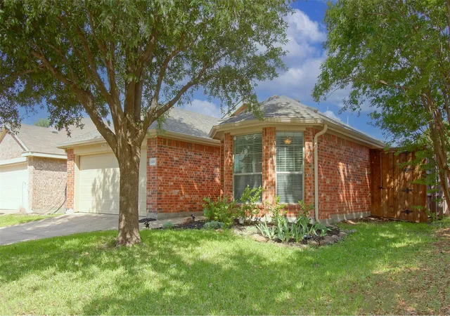 Photo 2 of Sale Pending at 2007 Kings Forest Dr, Heartland, TX 75126 | MLS# 21263596 | Listing updated on 2026-10-07