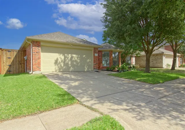 Photo 3 of Sale Pending at 2007 Kings Forest Dr, Heartland, TX 75126 | MLS# 21263596 | Listing updated on 2026-10-07