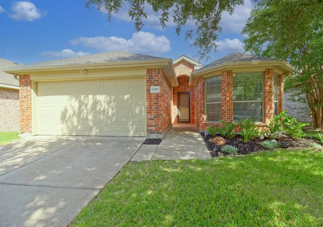 Photo 3 of Sale Pending at 2007 Kings Forest Dr, Heartland, TX 75126 | MLS# 21263596 | Listing updated on 2026-10-07