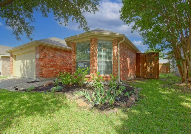 Photo 4 of Sale Pending at 2007 Kings Forest Dr, Heartland, TX 75126 | MLS# 21263596 | Listing updated on 2026-10-07