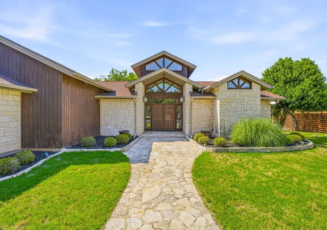 Photo 2 of Single family home for sale at 624 Williamsburg Ct, Granbury, TX 76048 | MLS# 21259690 | Listing updated on 2026-09-09
