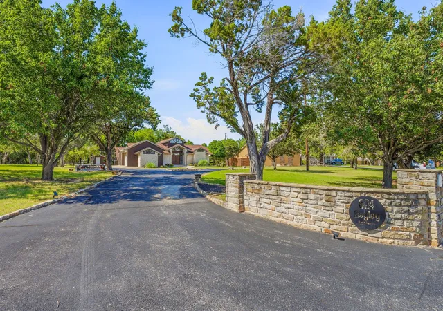 Photo 3 of Single family home for sale at 624 Williamsburg Ct, Granbury, TX 76048 | MLS# 21259690 | Listing updated on 2026-09-09