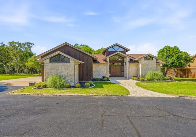 Photo 3 of Single family home for sale at 624 Williamsburg Ct, Granbury, TX 76048 | MLS# 21259690 | Listing updated on 2026-09-09
