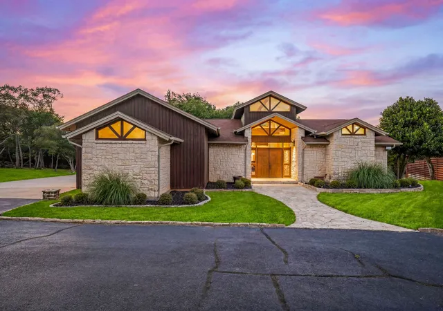 Photo 4 of Single family home for sale at 624 Williamsburg Ct, Granbury, TX 76048 | MLS# 21259690 | Listing updated on 2026-09-09