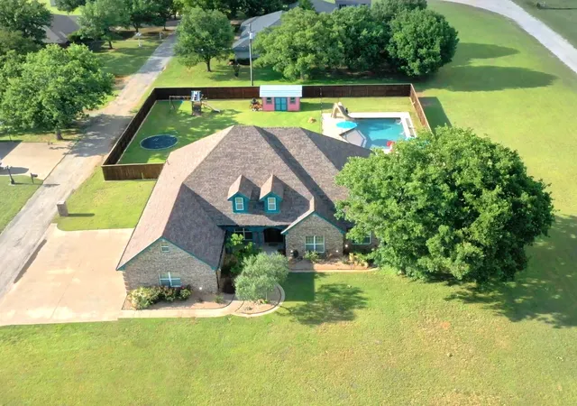 Photo 3 of Single family home for sale at 2601 Ne 23rd St, Mineral Wells, TX 76067 | MLS# 21267465 | Listing updated on 2026-09-09