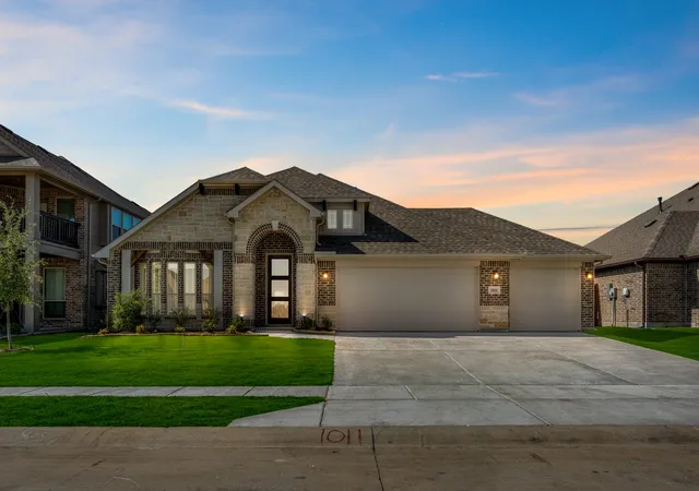 Photo 2 of Single family home for sale at 1011 Stonehaven Dr, Justin, TX 76247 | MLS# 21269547 | Listing updated on 2026-09-14