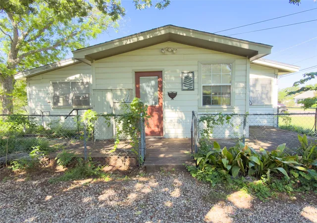Photo 2 of Sale Pending at 1332 Florea St, Graham, TX 76450 | MLS# 21269801 | Listing updated on 2026-09-11