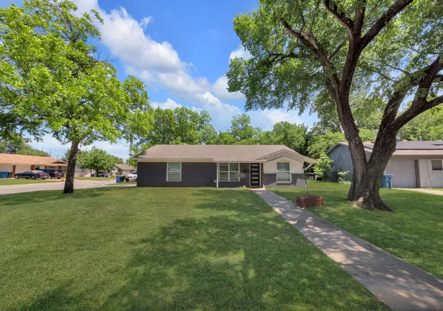 Photo 1 of Single family home for sale at 821 Lovers Ln, Grapevine, TX 76051 | MLS# 21267376 | Listing updated on 2026-09-13