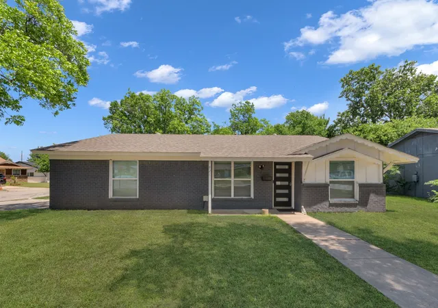 Photo 2 of Single family home for sale at 821 Lovers Ln, Grapevine, TX 76051 | MLS# 21267376 | Listing updated on 2026-09-13