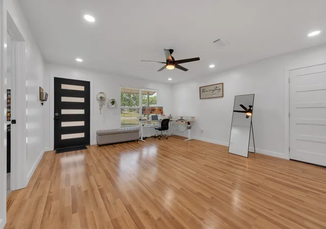 Photo 3 of Single family home for sale at 821 Lovers Ln, Grapevine, TX 76051 | MLS# 21267376 | Listing updated on 2026-09-13
