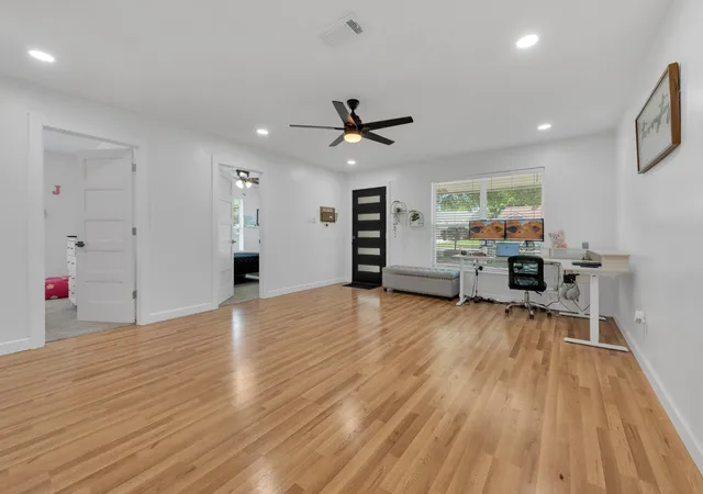 Photo 4 of Single family home for sale at 821 Lovers Ln, Grapevine, TX 76051 | MLS# 21267376 | Listing updated on 2026-09-13