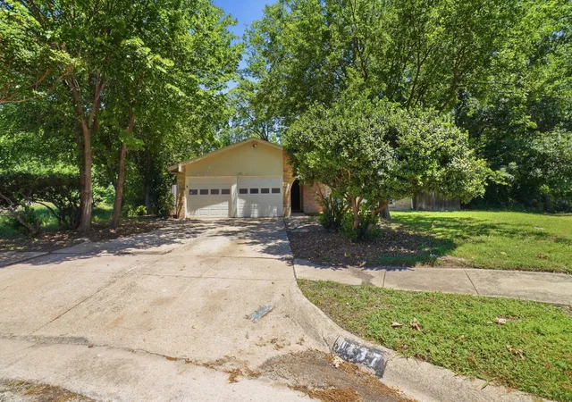 Photo 1 of Single family home for sale at 1137 Meadow Creek Ct, Lancaster, TX 75146 | MLS# 21268043 | Listing updated on 2026-09-10