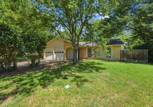 Photo 2 of Single family home for sale at 1137 Meadow Creek Ct, Lancaster, TX 75146 | MLS# 21268043 | Listing updated on 2026-09-10