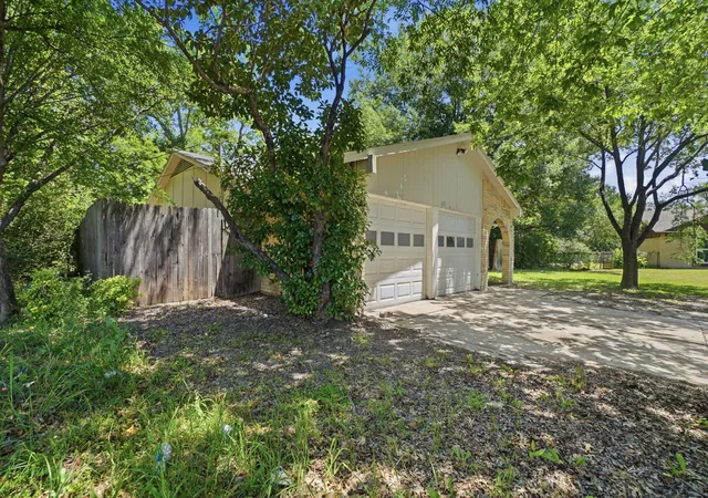 Photo 3 of Single family home for sale at 1137 Meadow Creek Ct, Lancaster, TX 75146 | MLS# 21268043 | Listing updated on 2026-09-10