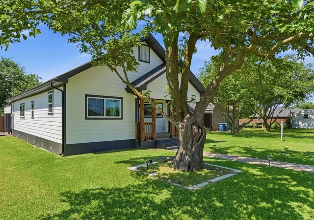 Photo 3 of Single family home for sale at 401 W Mesquite St, Gunter, TX 75058 | MLS# 21270438 | Listing updated on 2026-09-10