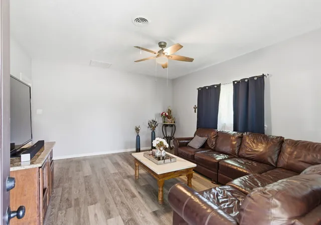 Photo 4 of Single family home for sale at 401 W Mesquite St, Gunter, TX 75058 | MLS# 21270438 | Listing updated on 2026-09-10