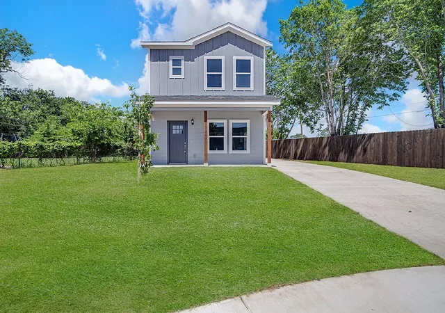 Photo 1 of Sale Pending at 3849 Kimbo Rd, Fort Worth, TX 76111 | MLS# 21270688 | Listing updated on 2026-09-08