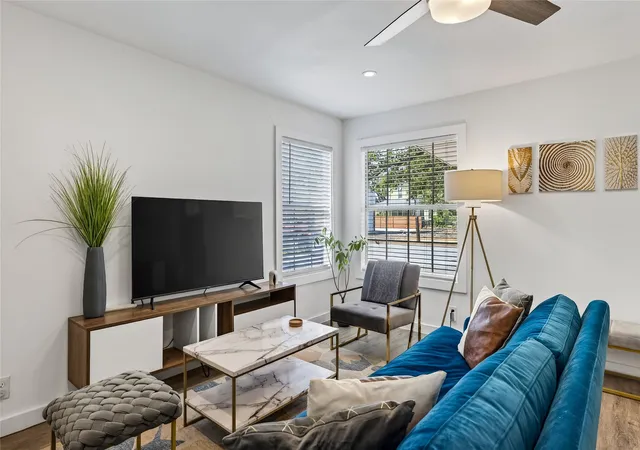 Photo 4 of House for sale at 112 N Adams Ave, Dallas, TX 75208 | MLS# 21267883 | Listing updated on 2026-09-30