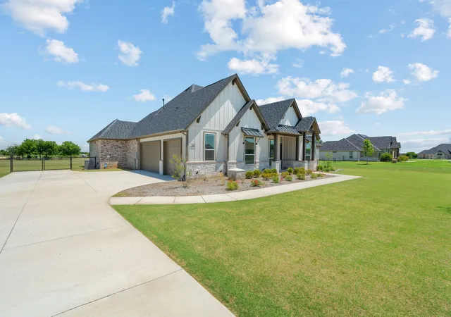 Photo 2 of Single family home for sale at 161 Frontera Dr, Decatur, TX 76234 | MLS# 21270166 | Listing updated on 2026-09-23