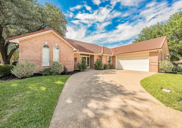 Photo 3 of Single family home for sale at 816 S Havenwood Ln, Fort Worth, TX 76112 | MLS# 21269251 | Listing updated on 2026-09-10