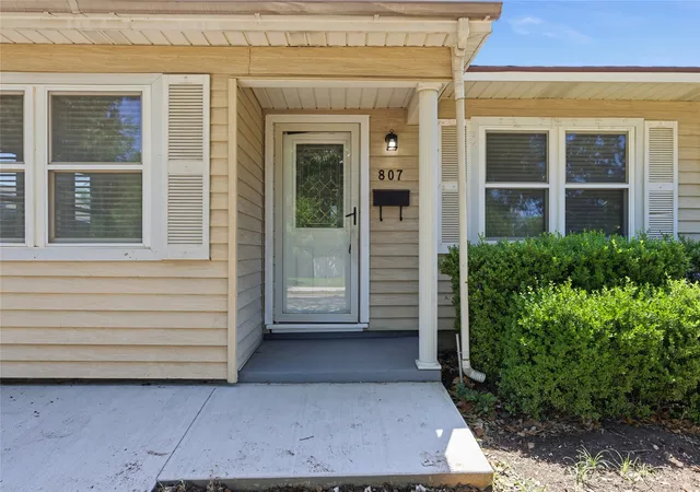 Photo 2 of Single family home for sale at 807 Highland Dr, Arlington, TX 76010 | MLS# 21271403 | Listing updated on 2026-09-27
